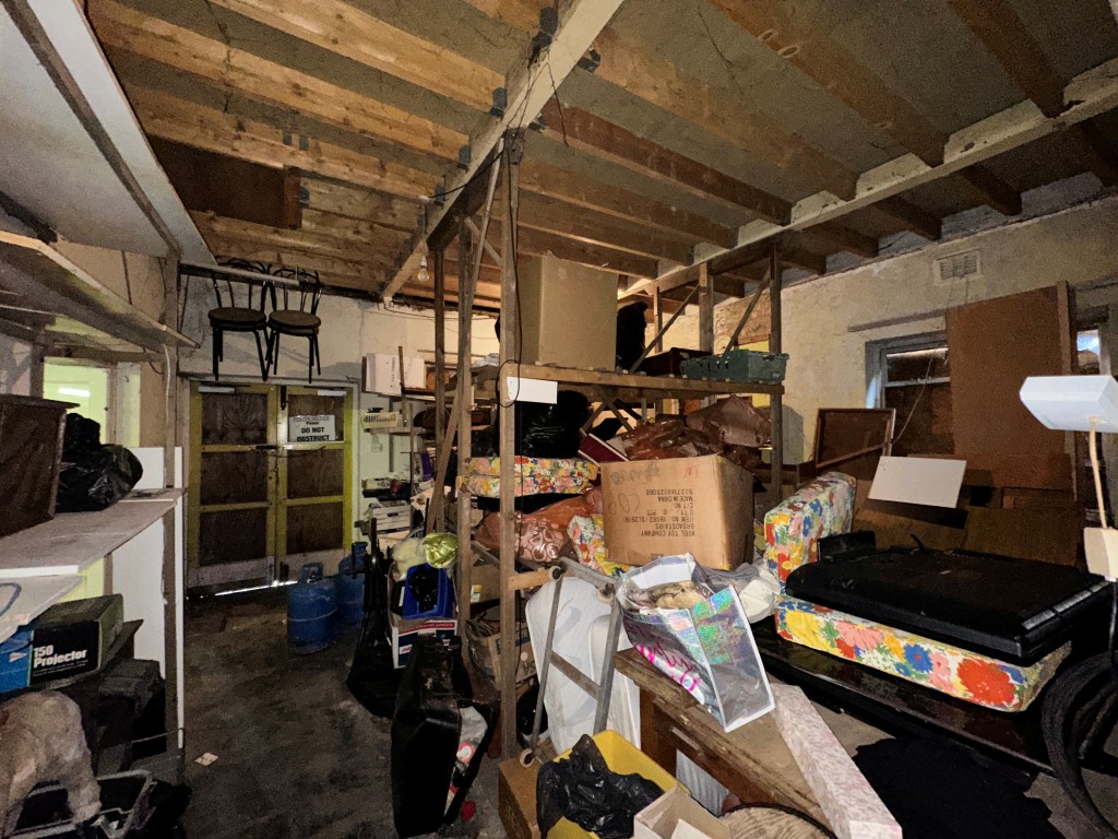 Lot: 227 - THREE-BEDROOM OLD SCHOOL UNIT WITH POTENTIAL - Store room with access to courtyard